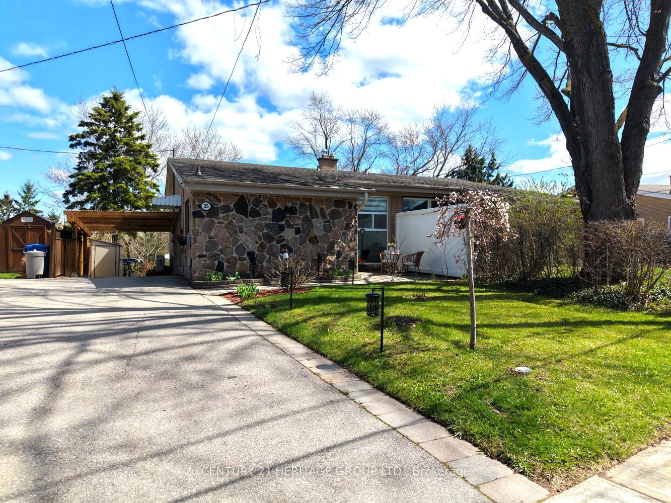 35 Jasper Drive, Aurora, ON L4G 3B6
