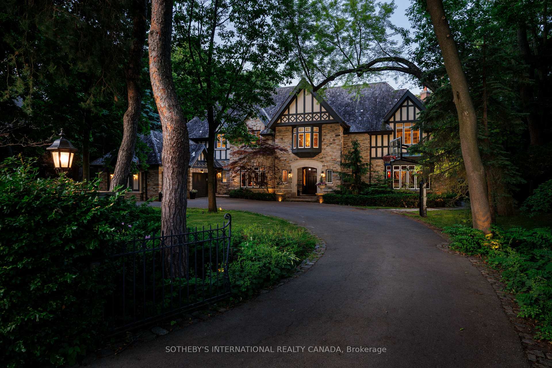 67 Kingsway Crescent, Toronto W08, ON M8X 2R5