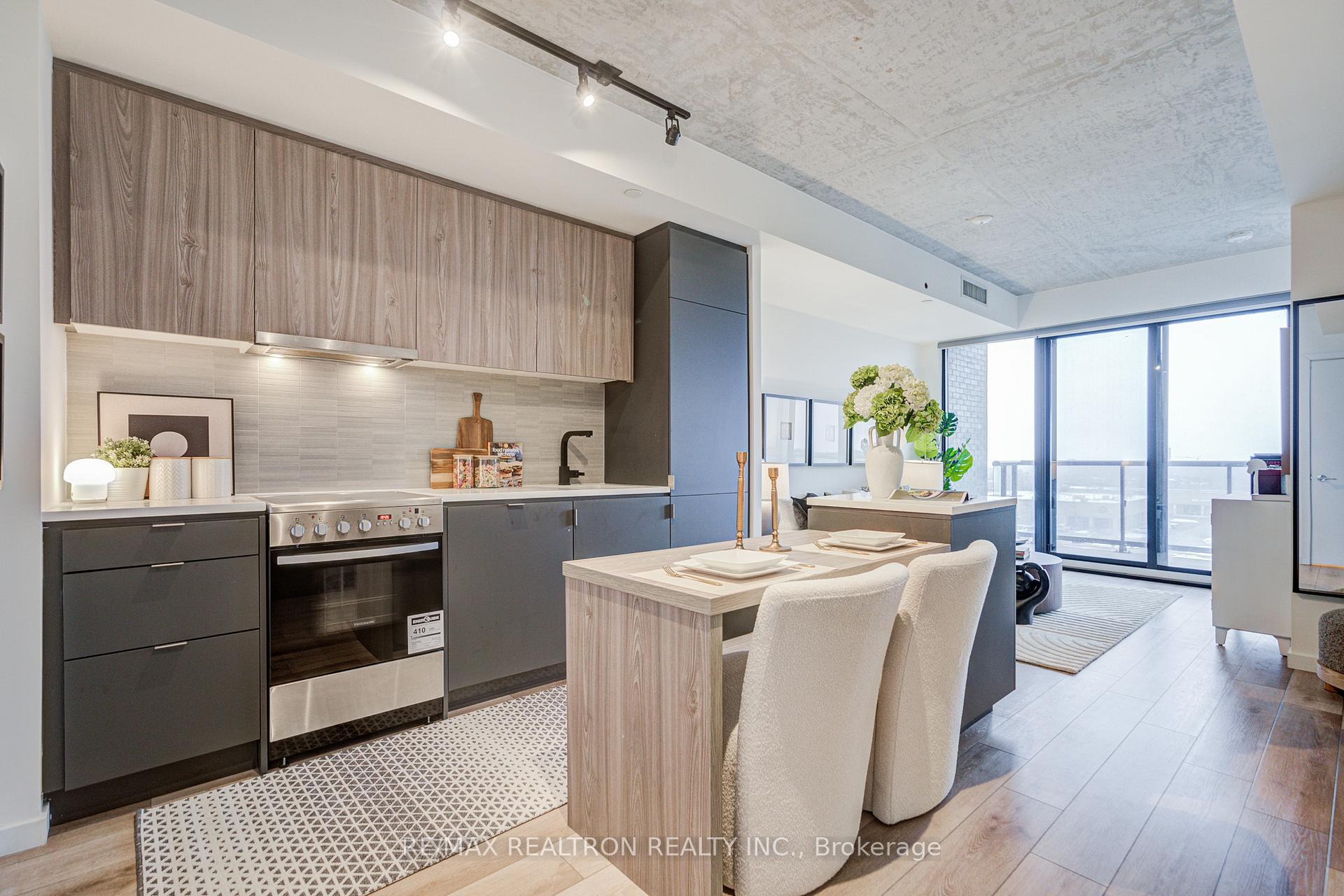 7 Smith Crescent 518, Toronto W07, ON M8Z 0G3
