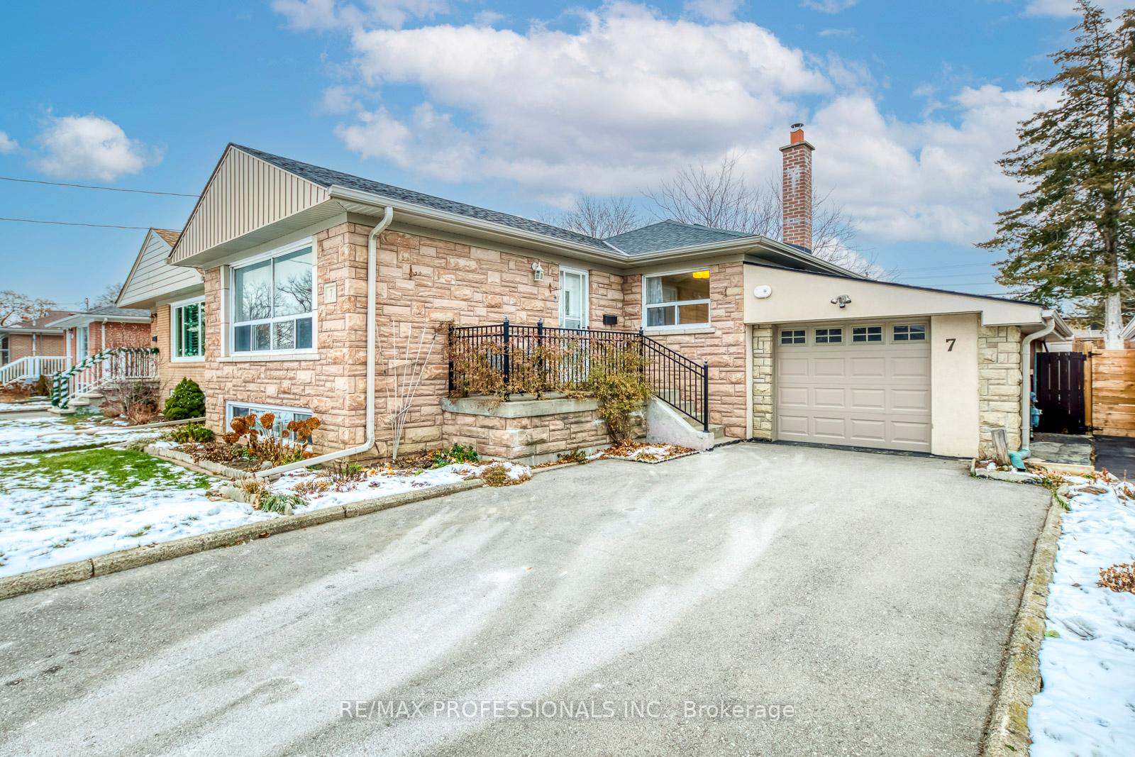 7 Belgate Place, Toronto W08, ON M9C 3Y5