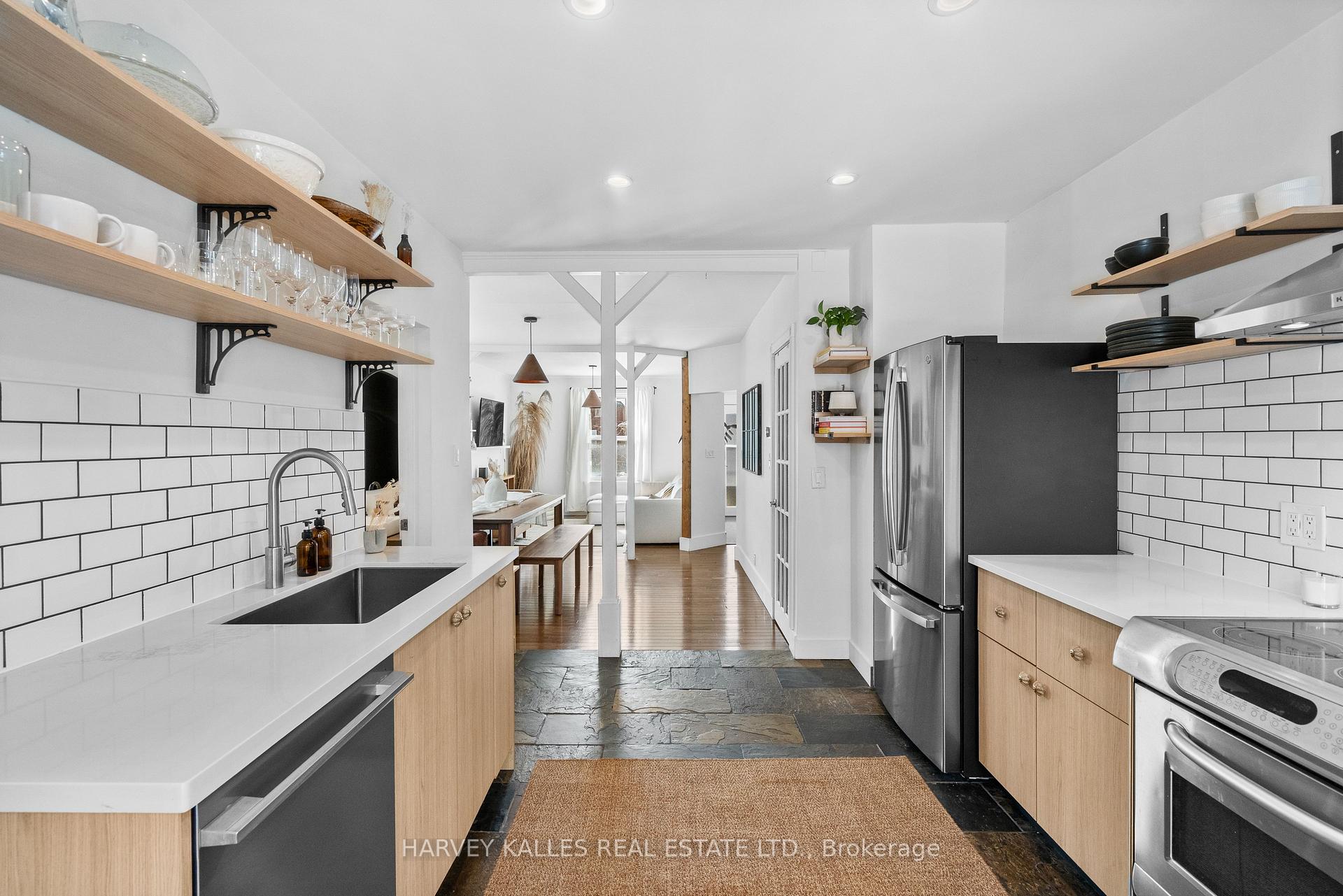 14 Manitoba Street, Toronto W06, ON M8Y 1C7