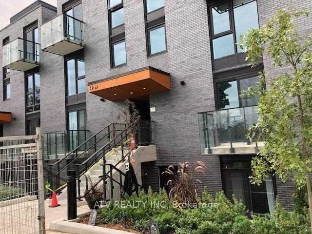10 Brin Drive TH17, Toronto W08, ON M8X 0B3