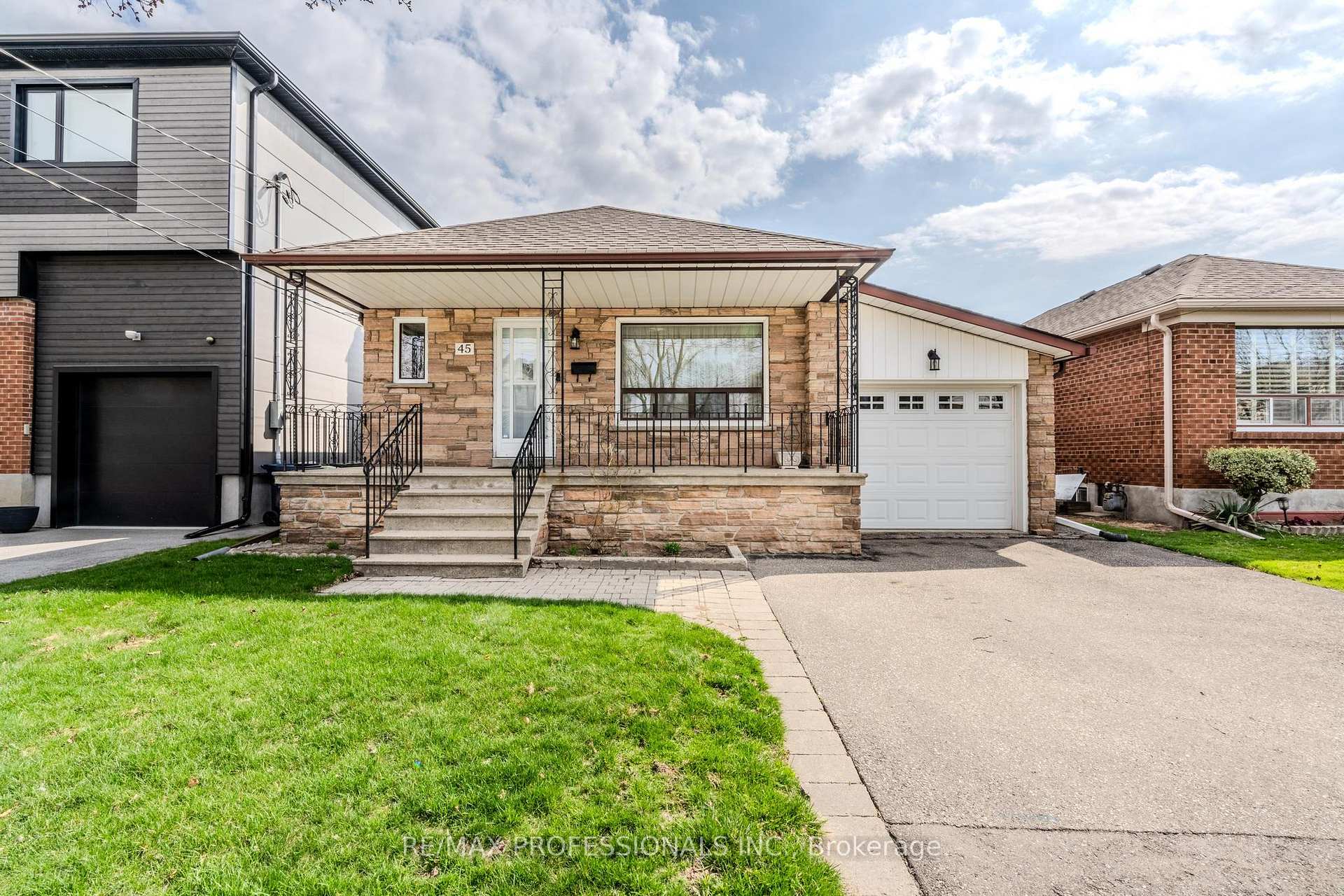 45 Chartwell Road, Toronto W07, ON M8Z 4E9