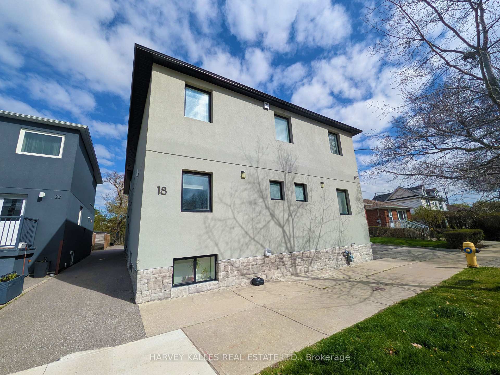 18 Cavell Avenue, Toronto W06, ON M8V 1P2