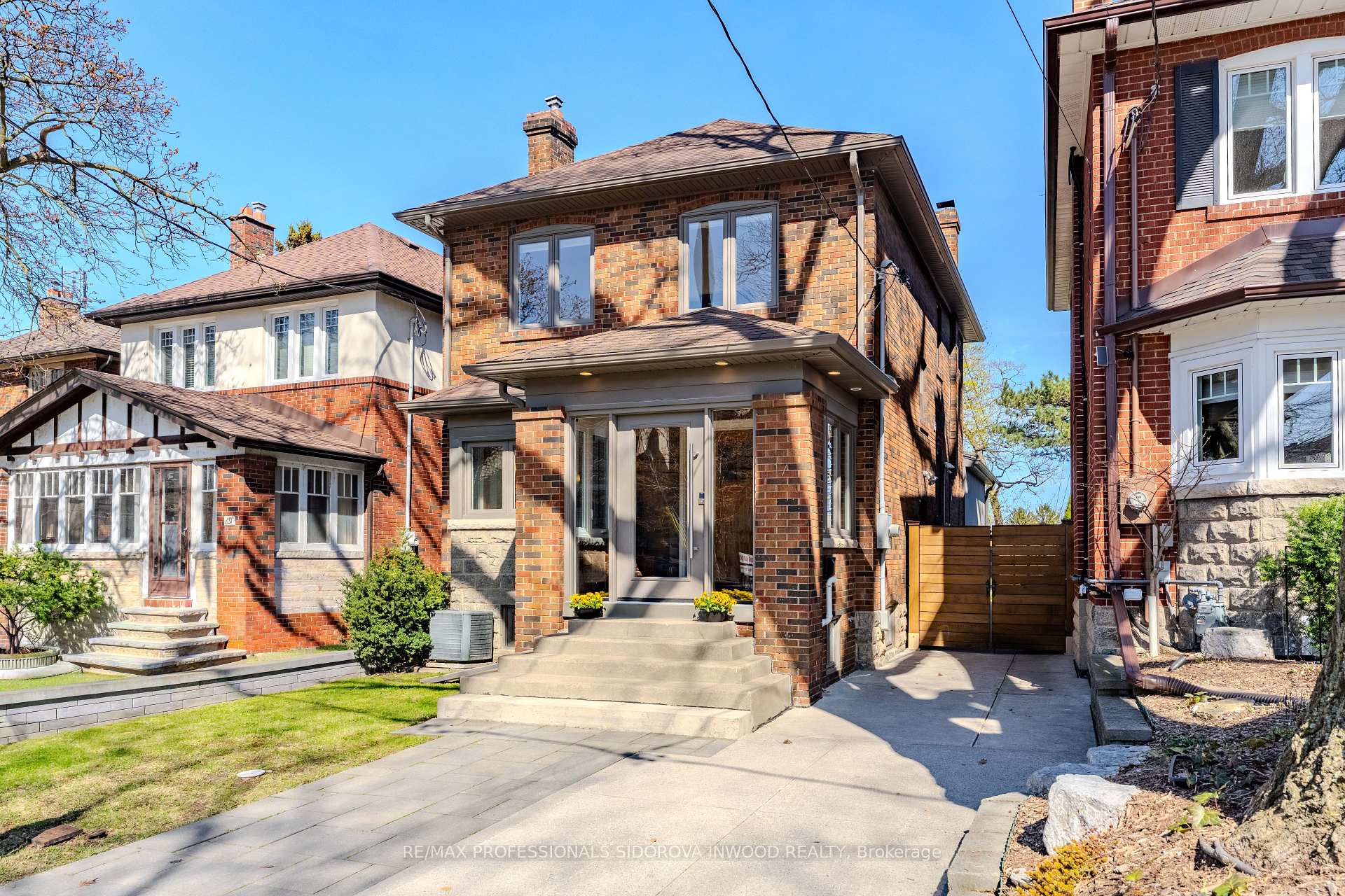 17 Mossom Road, Toronto W01, ON M6S 1L9