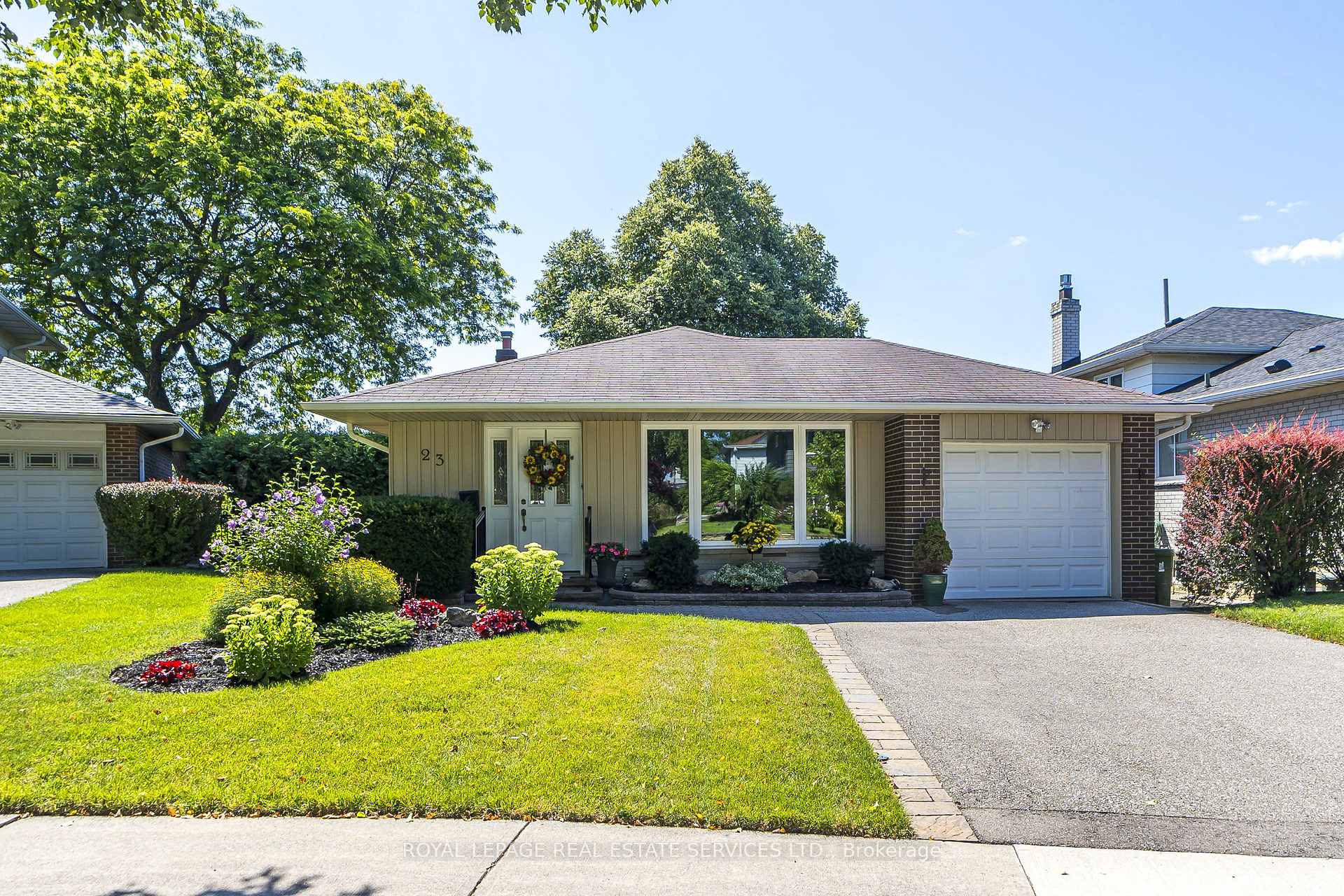 23 Birchleaf Crescent, Toronto W09, ON M9R 2L5