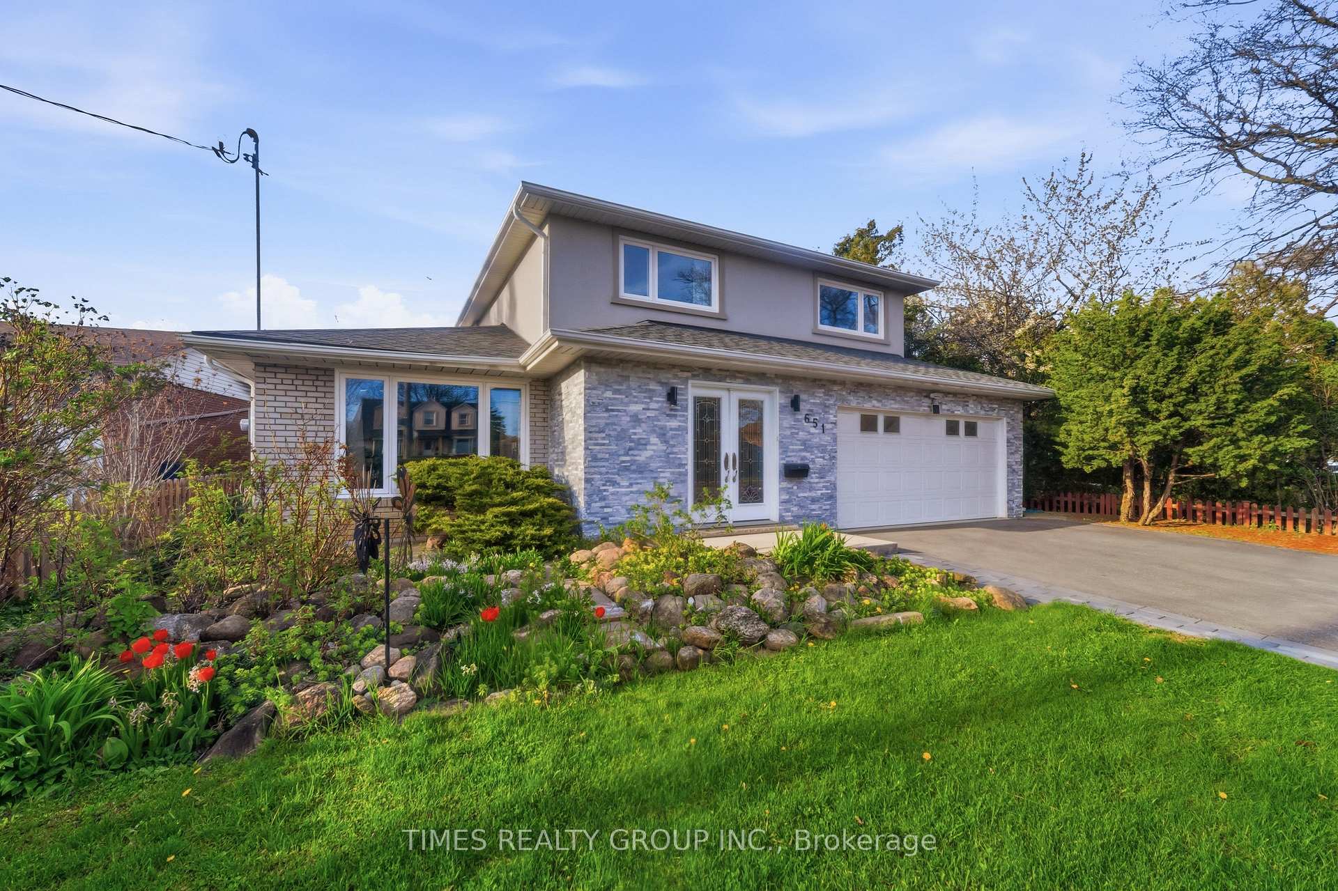 651 Burnhamthorpe Road, Toronto W08, ON M9C 2Z1
