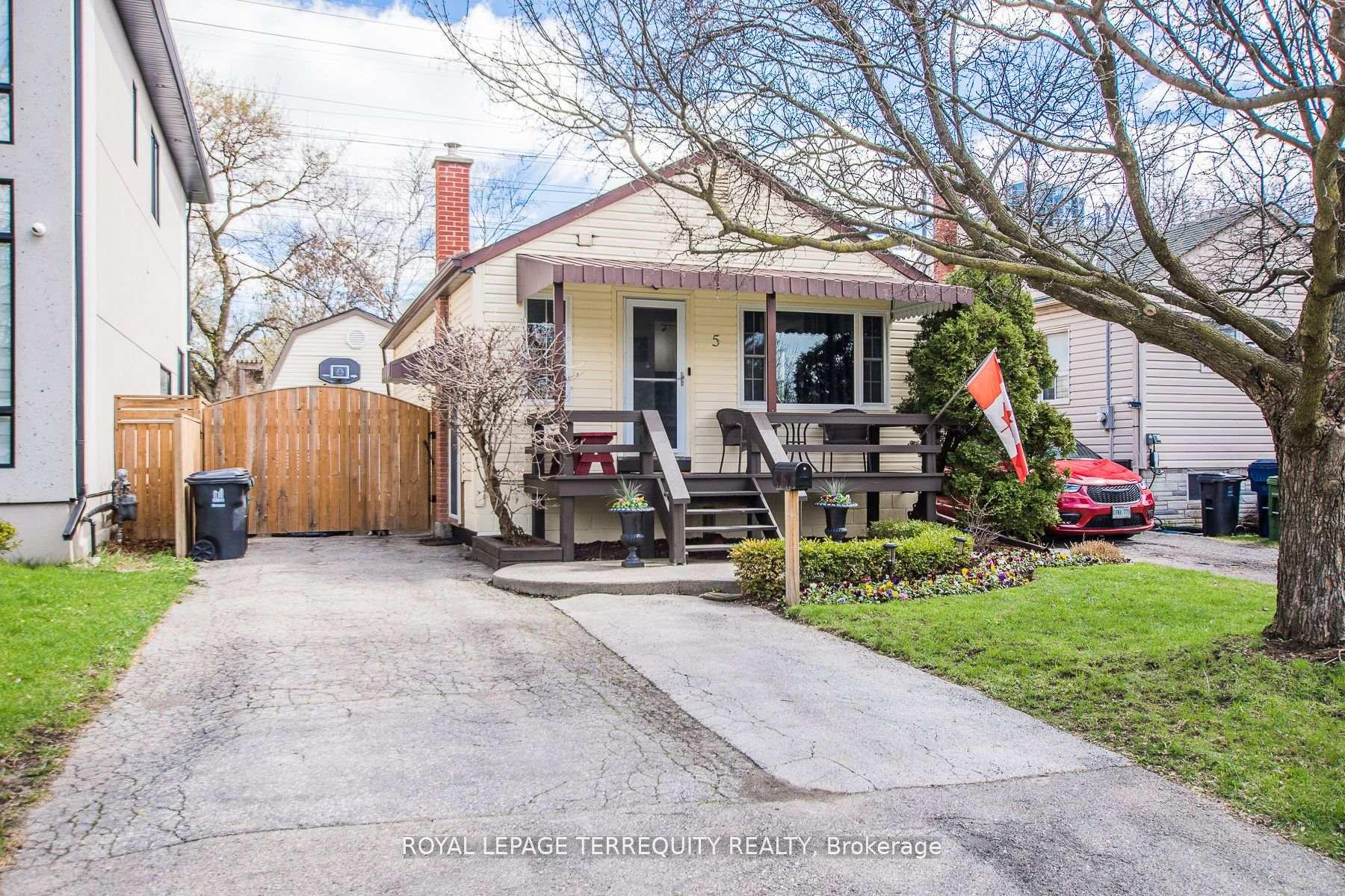 5 Acorn Avenue, Toronto W08, ON M9B 3P7