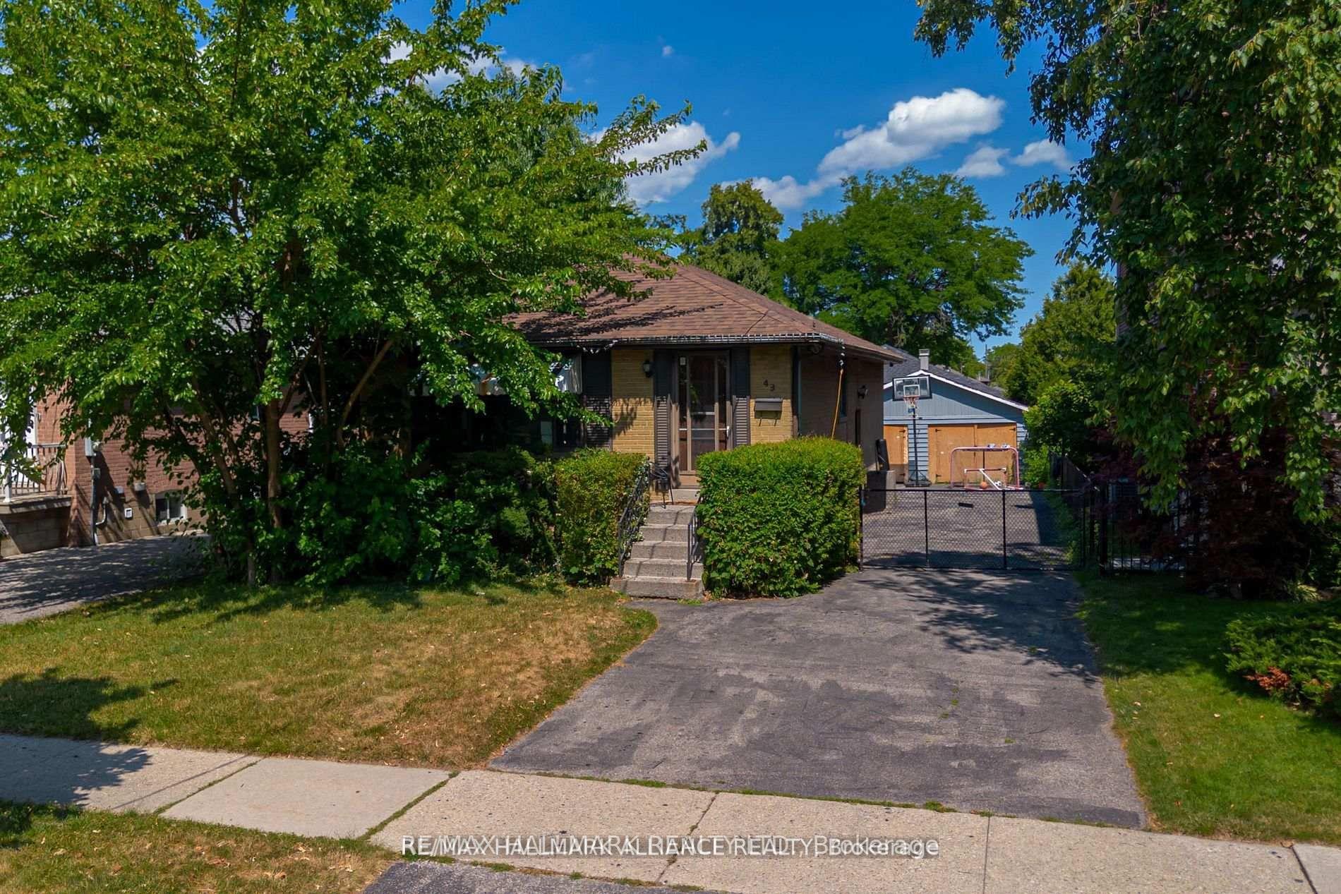 43 Trueman Avenue, Toronto W08, ON M8Z 5A3