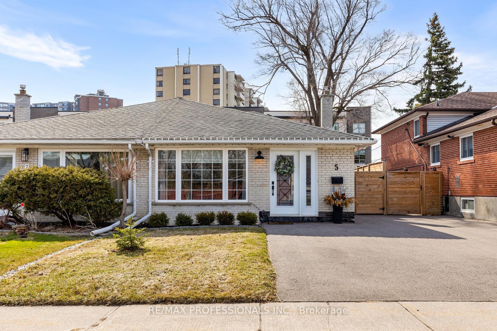 5 Birgitta Crescent, Toronto W08, ON M9C 3W1