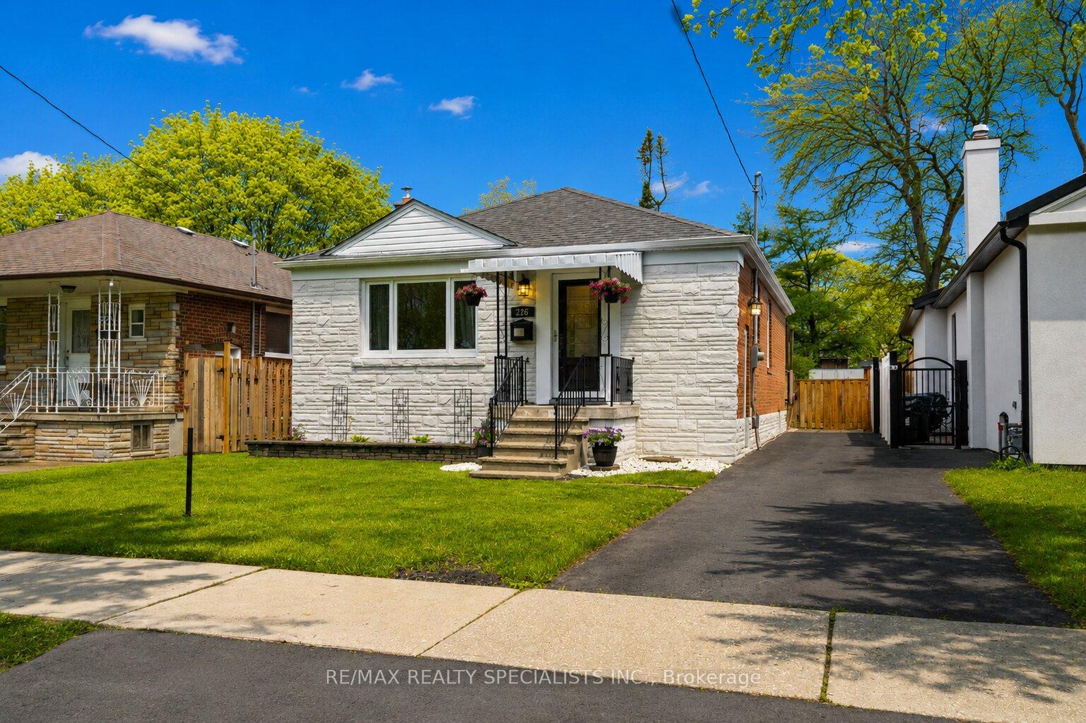 226 Thirtieth Street, Toronto W06, ON M8W 3E1