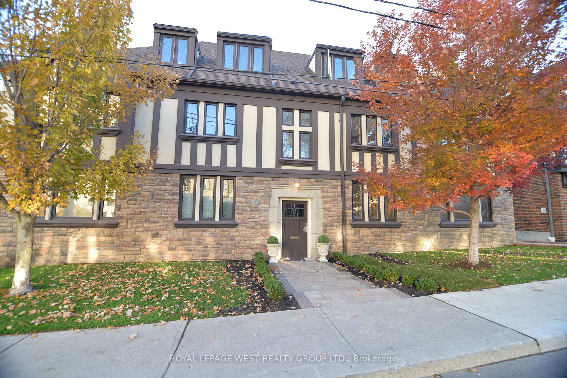 27 W Mossom Road W, Toronto W01, ON M6S 1L9