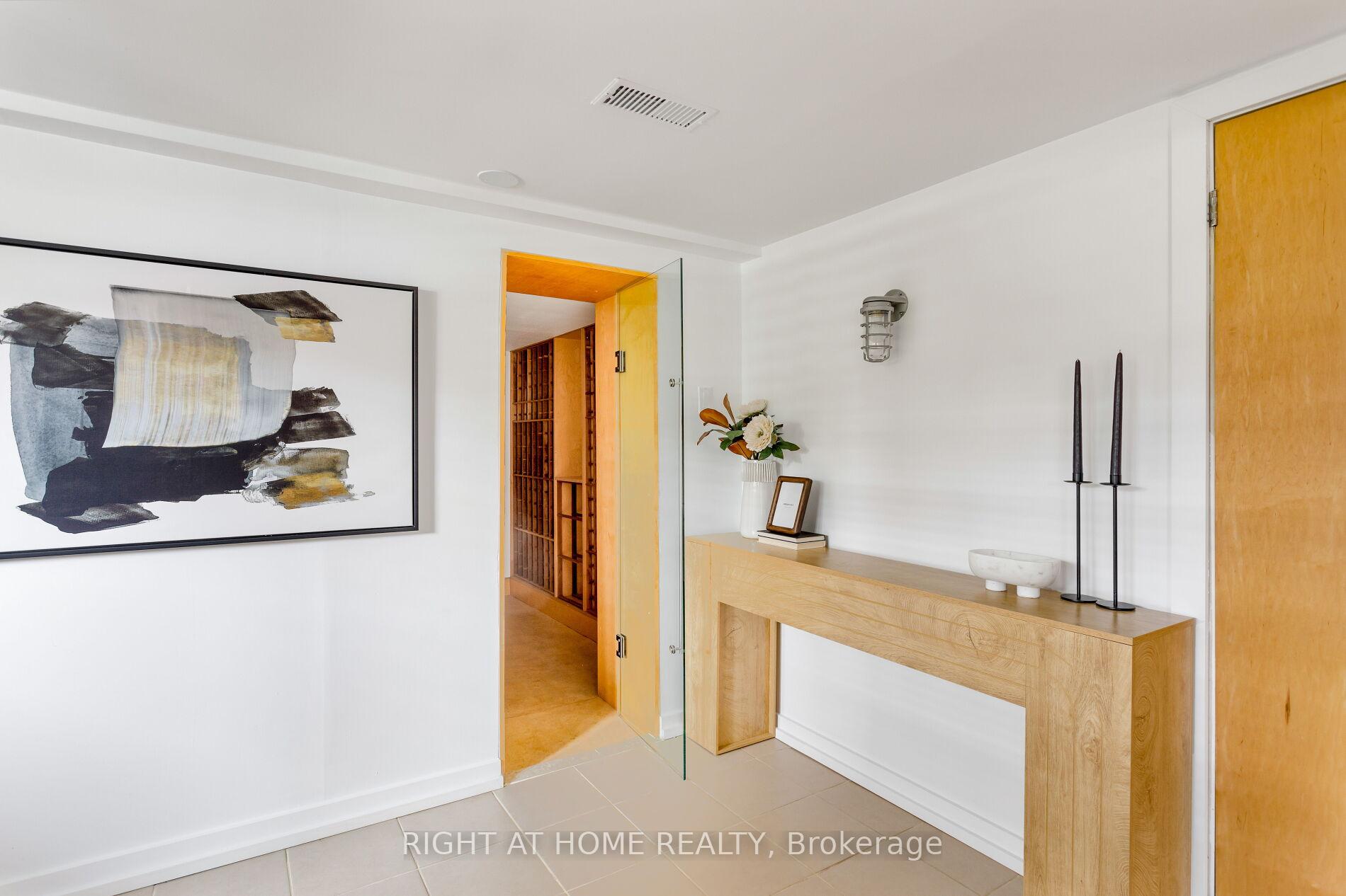 16 Marquis Avenue, Toronto W08, ON M8X 1V4