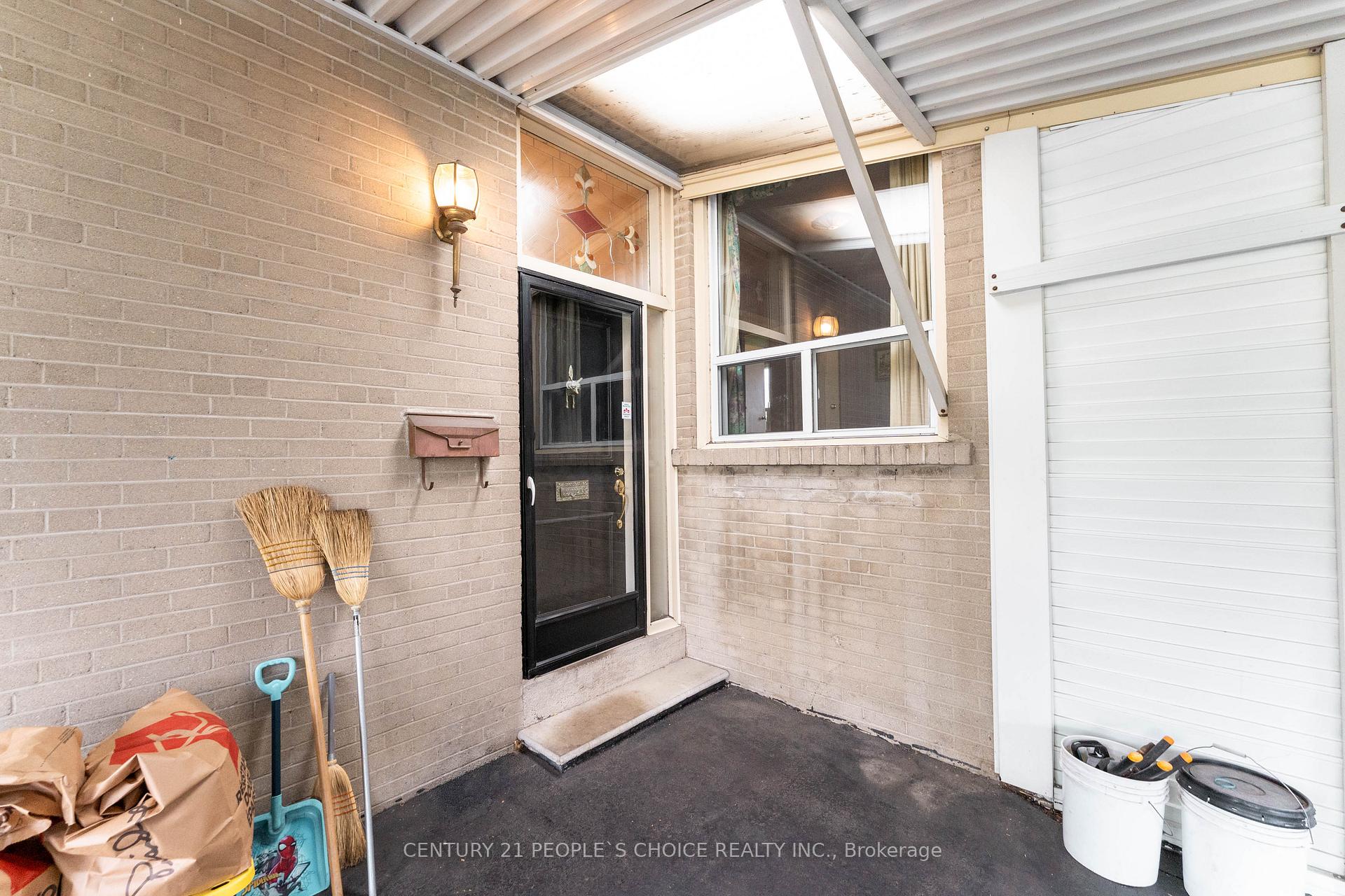 82 Hadrian Drive, Toronto W10, ON M9W 1V4