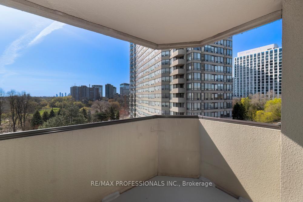 1320 Islington Avenue 702, Toronto W08, ON M9A 5C6