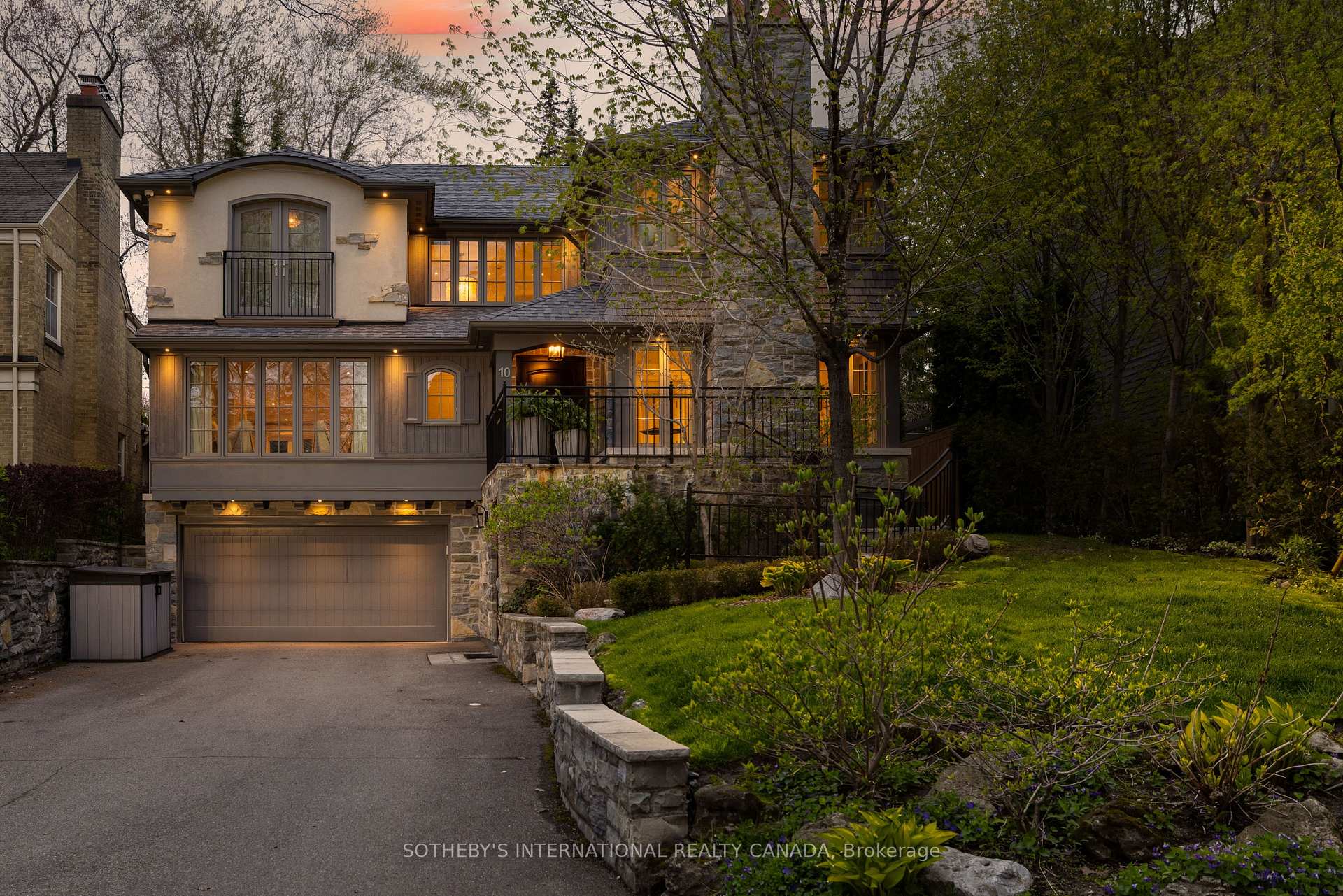 10 Queen Mary's Drive, Toronto W08, ON M8X 1S2
