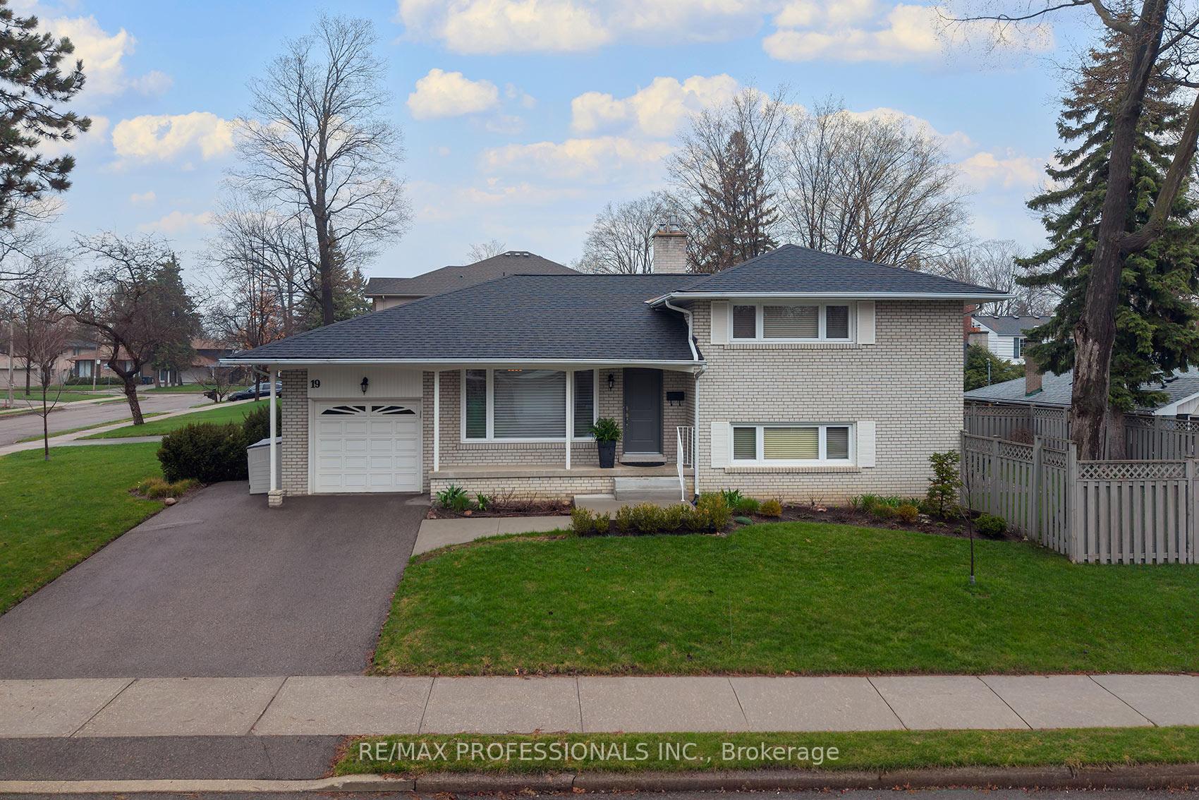 19 Boxwood Road, Toronto W08, ON M9C 2W6