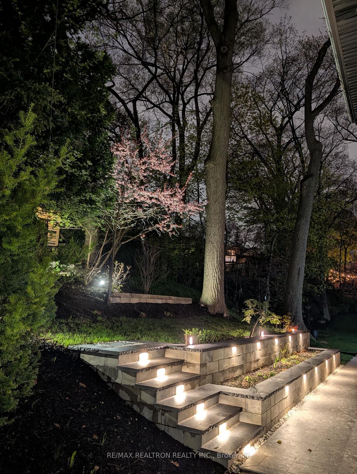 8 Breezewood Drive, Toronto W07, ON M8Y 2C1