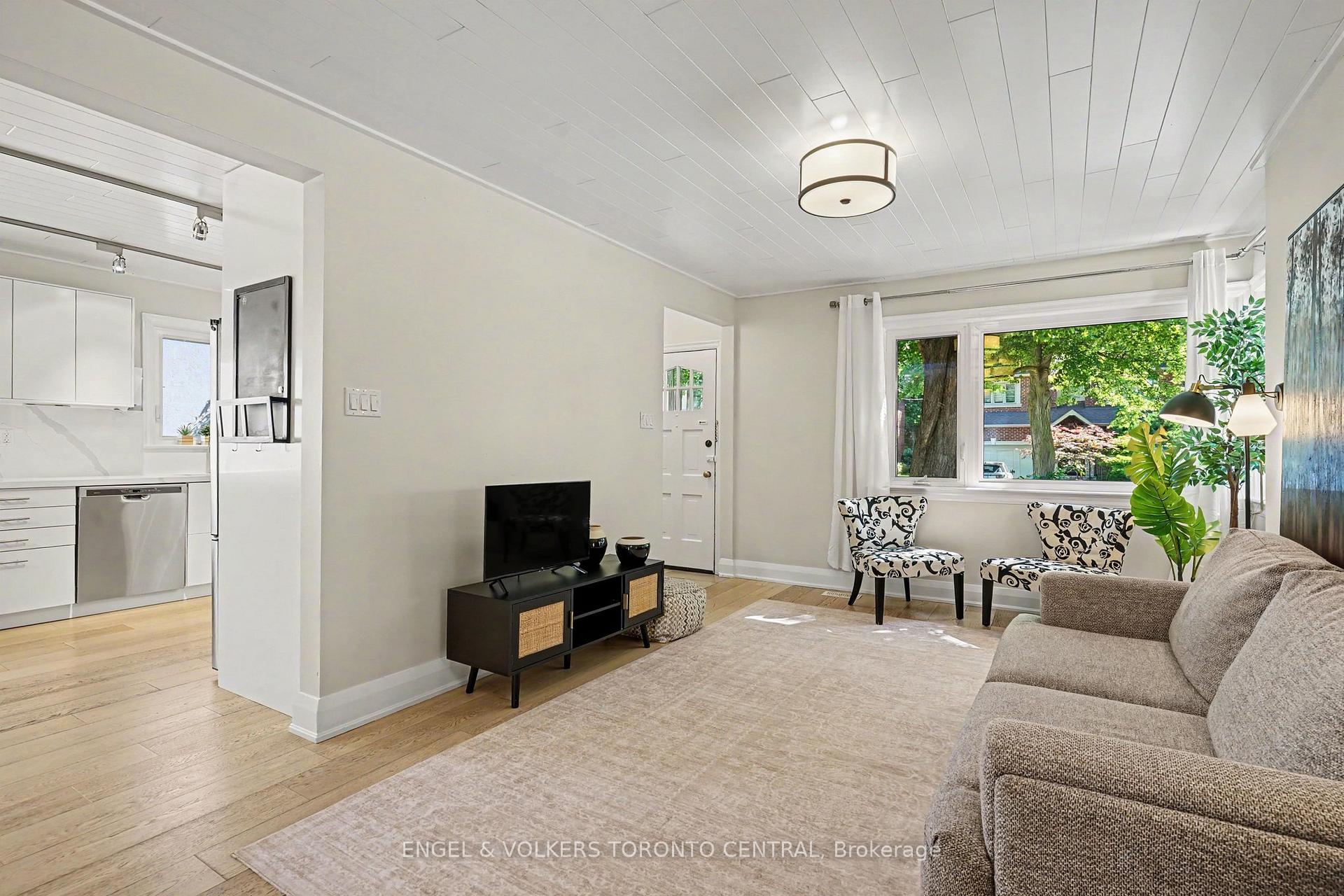 28 Inverleigh Drive, Toronto, ON M8Y 3E3