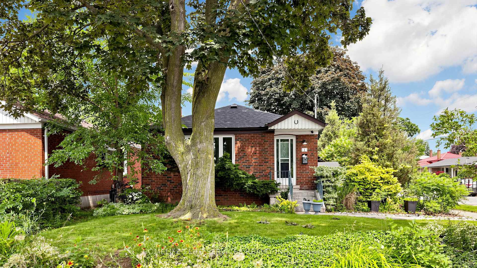 1 Helsby Crescent, Toronto, ON M8W 4V7