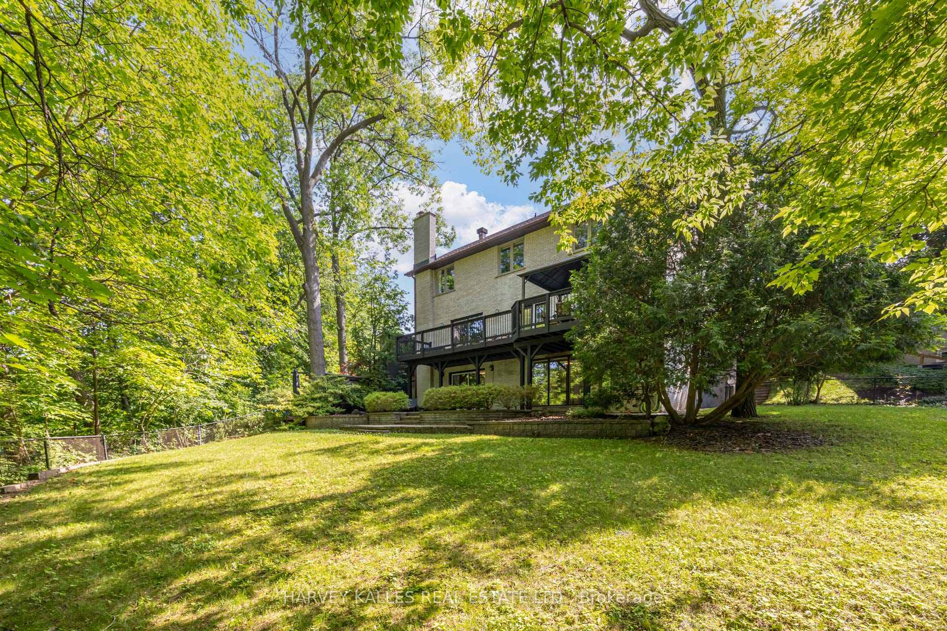19 Ridgegate Crescent, Toronto, ON M8Y 2C9